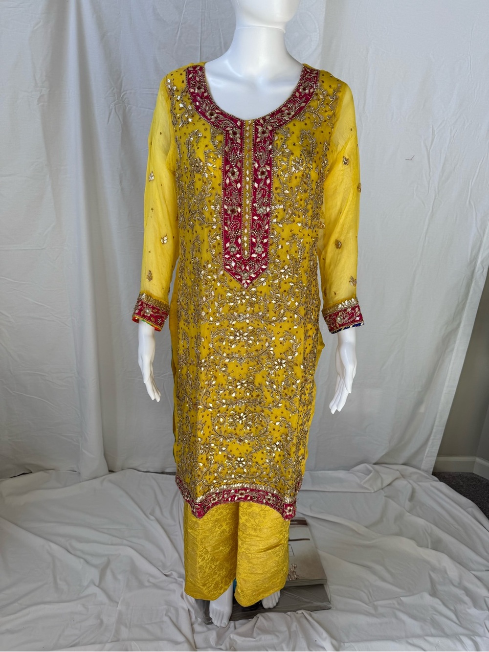 Pakistani mehndi mehendi bridal sangeet yellow outfit